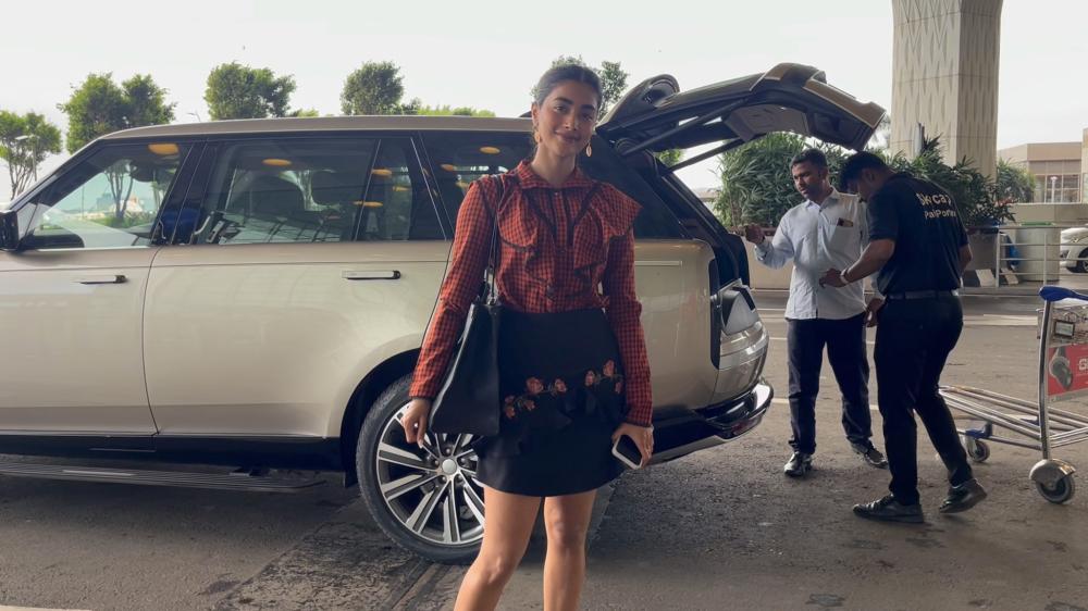 pooja-hegde-was-spotted-at-the-airport-flying-out-of-mumbai